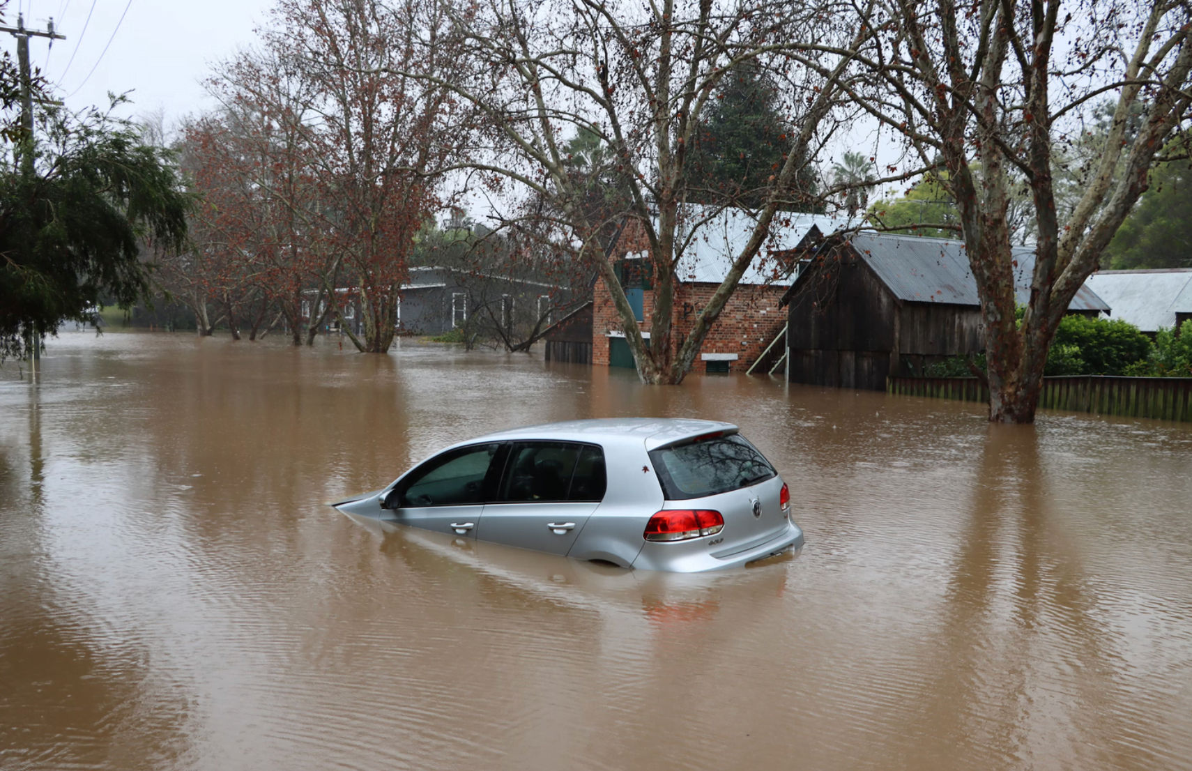 Zatopiony w powodzi samochód
