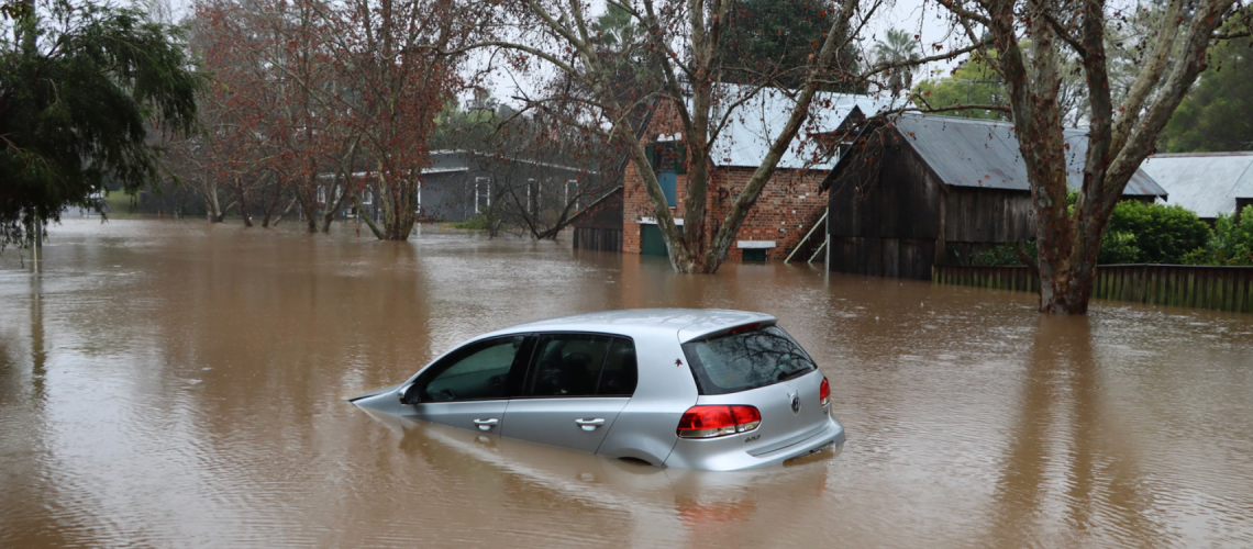 Zatopiony w powodzi samochód